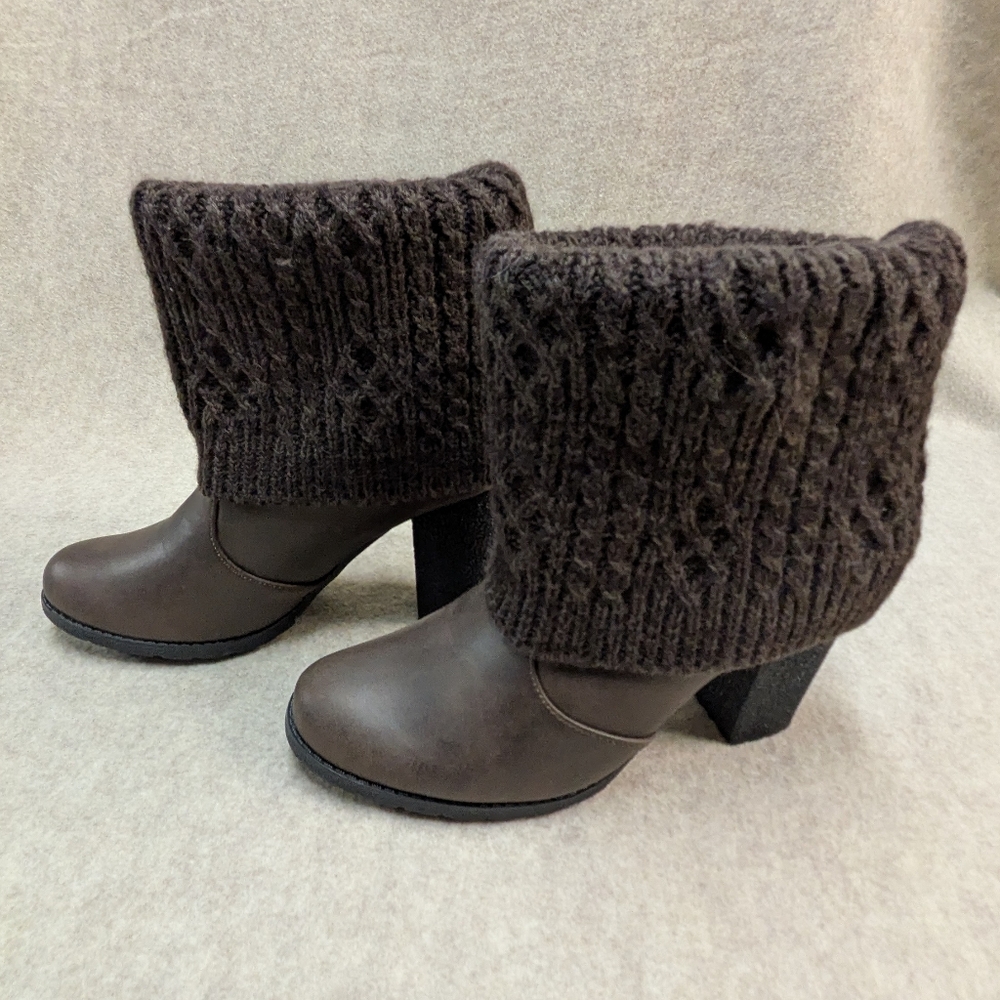 Like New* Muk luks Brown Sweater Ankle Boots Size Women's 9